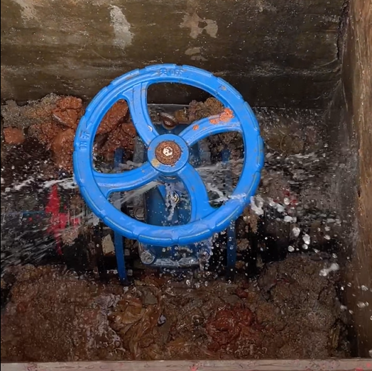 埋在地下的水管漏水怎么检测：专业方法与实用技巧